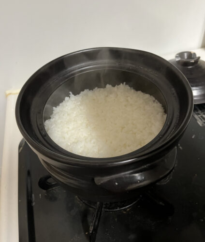 土鍋で炊いた米の写真
