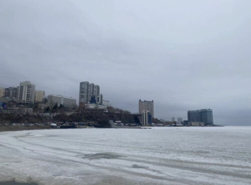 凍りついているウラジオストクの海岸画像