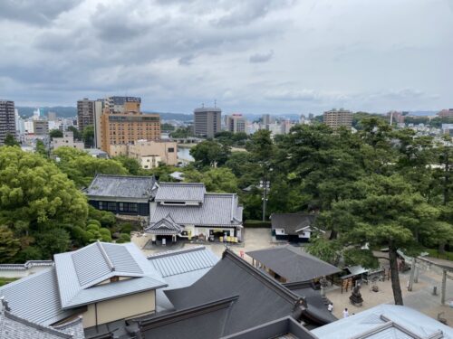 岡崎公園内の岡崎城天守閣から見える「岡崎グランドホテル」の画像