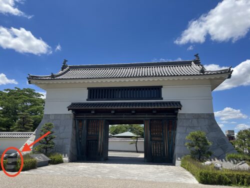 岡崎公園入口の正門写真（赤い矢印は、竹下景子の手形）