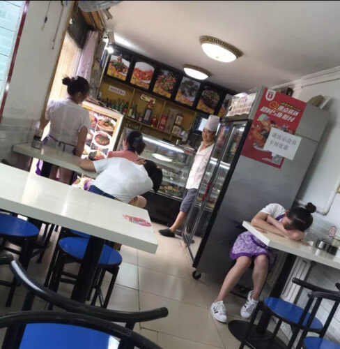 北京のマジ中華レストランで客の前で昼寝を始める従業員の画像