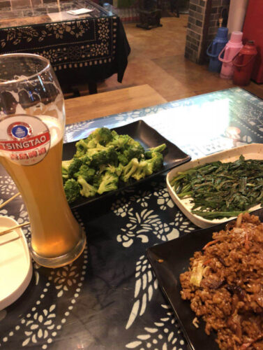 北京のマジ中華レストランで提供される野菜炒めとチャーハンの画像