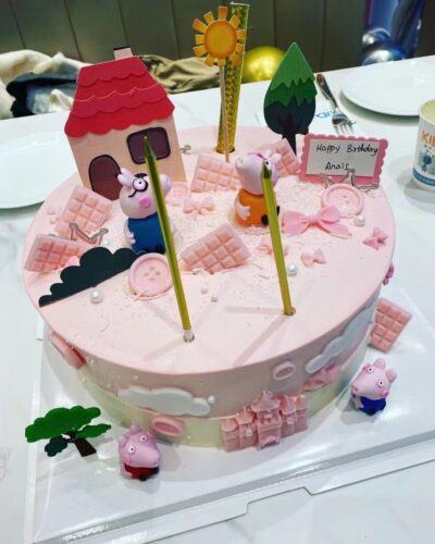 子供の誕生日を祝うフランス人のケーキ画像
