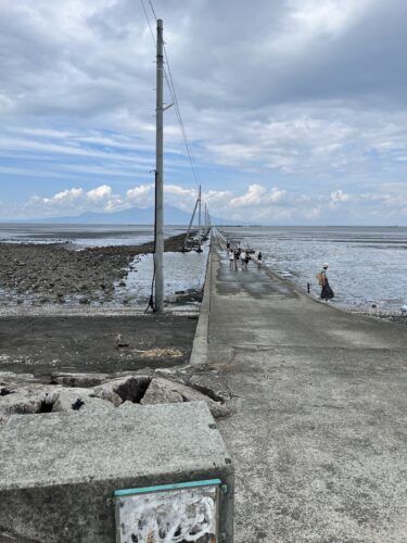 干潮時だけ出現する住吉海岸公園の道画像