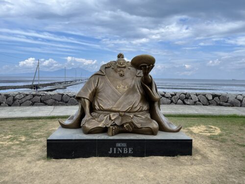 熊本県宇土市住吉海岸公園に設置されているジンベエの銅像画像