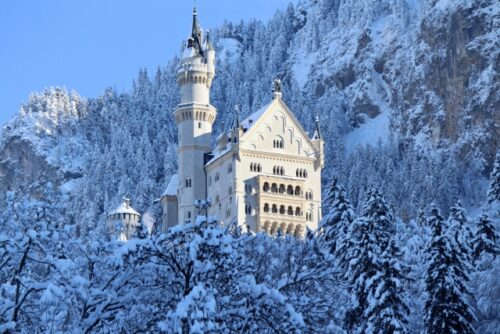 雪のシンデレラ城をイメージする、雪化粧になったドイツのノイシュバインシュタイン城の画像