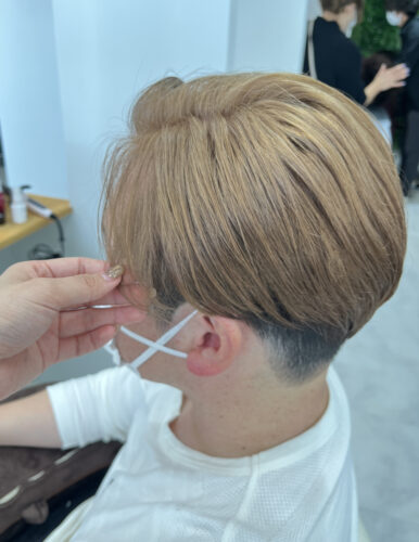 千原ジュニアの髪色カラー「オリーブベージュ」で染めたヘアスタイル