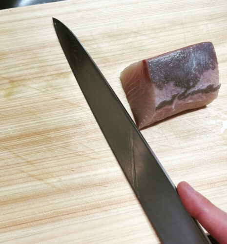 よく切れる柳刃包丁を購入して（寿司を握る直前に）サクから切り身を切る画像①